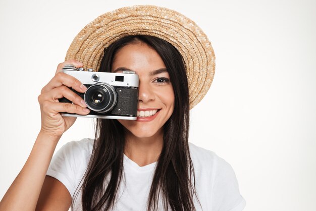 Cerca de una hermosa mujer joven con sombrero de pie