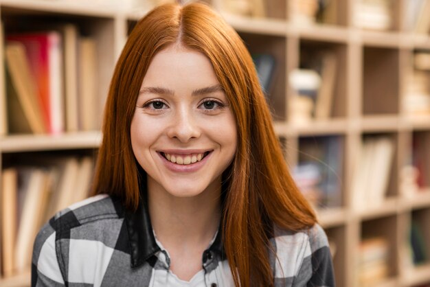 Cerca de hermosa mujer sonriendo