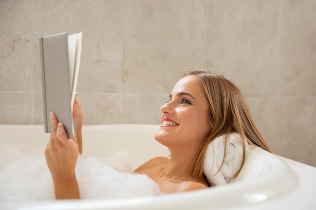 Foto gratuita cerca de hermosa mujer tomando un baño