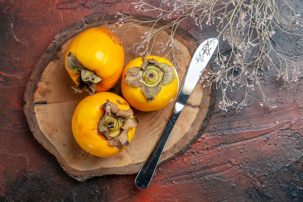 Cerca de hermosas frutas kaki diospyros