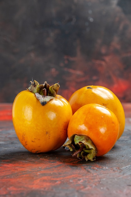 Cerca de hermosas frutas kaki diospyros