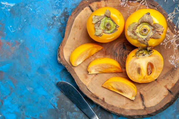 Cerca de hermosas frutas kaki diospyros