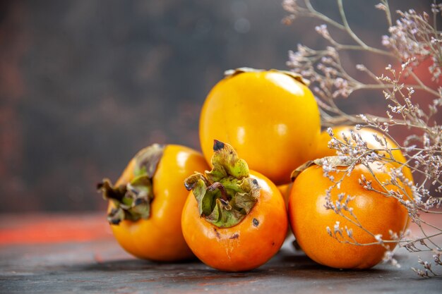 Cerca de hermosas frutas kaki diospyros