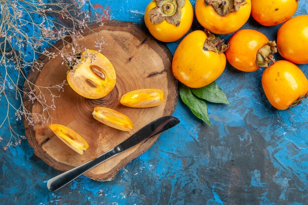 Cerca de hermosas frutas kaki diospyros