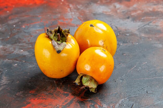 Cerca de hermosas frutas kaki diospyros