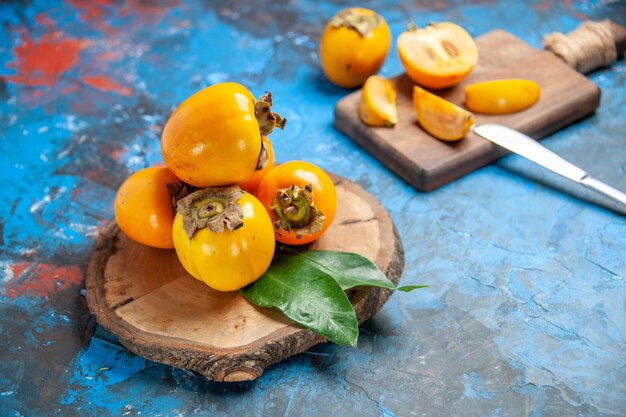 Cerca de hermosas frutas kaki diospyros