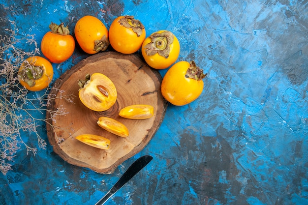 Cerca de hermosas frutas kaki diospyros