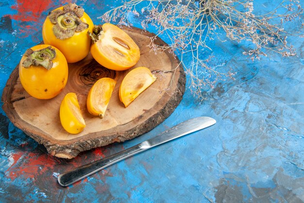 Cerca de hermosas frutas kaki diospyros