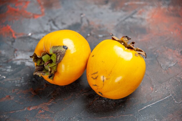 Cerca de hermosas frutas kaki diospyros