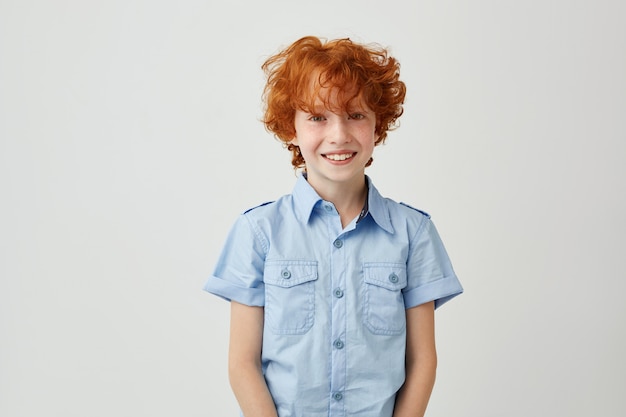 Cerca de hermoso niño jengibre con cabello despeinado y pecas