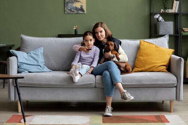 Cerca de hermoso perro salchicha pasar tiempo con la familia