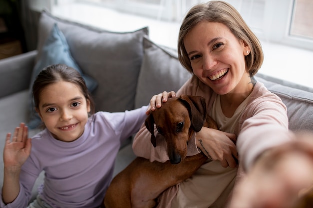 Foto gratuita cerca de hermoso perro salchicha pasar tiempo con la familia