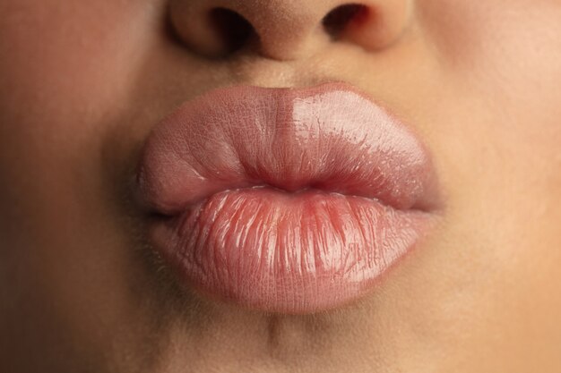 Cerca de hermosos labios femeninos