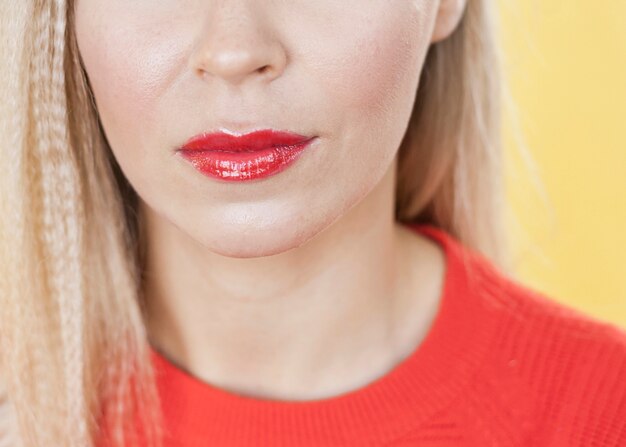 Cerca de hermosos labios rojos