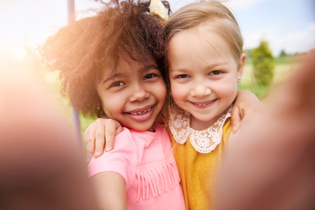 Cerca de hermosos niños divirtiéndose juntos