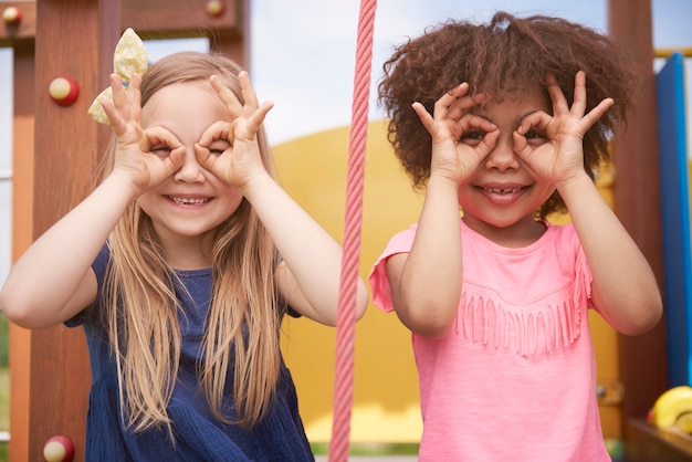 Foto gratuita cerca de hermosos niños divirtiéndose juntos