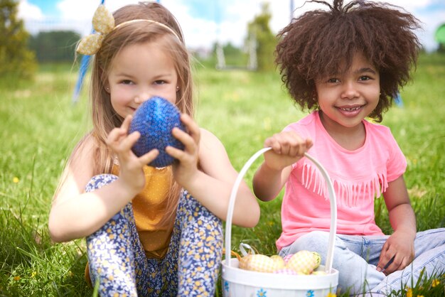 Cerca de hermosos niños divirtiéndose juntos