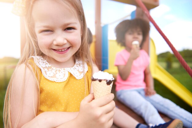 Cerca de hermosos niños con helado juntos