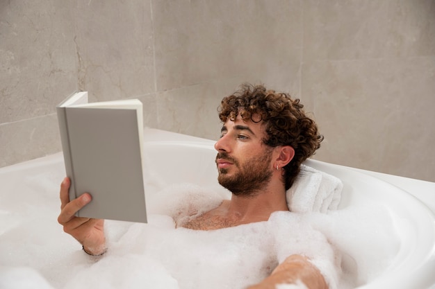 Cerca de hombre guapo tomando un baño