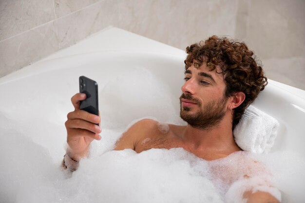 Cerca de hombre guapo tomando un baño