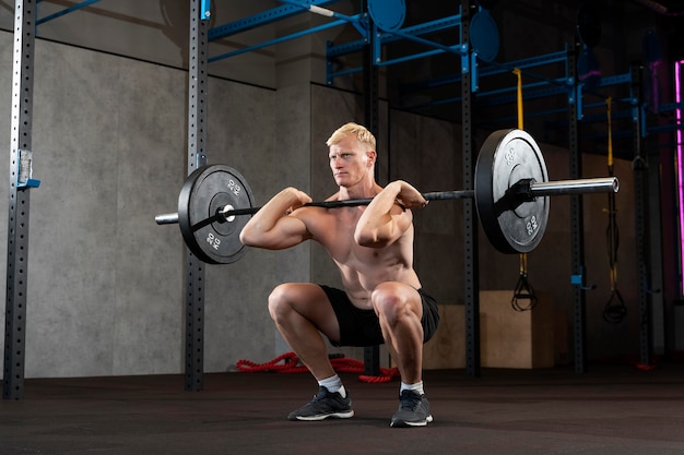 Cerca del hombre haciendo entrenamiento de crossfit