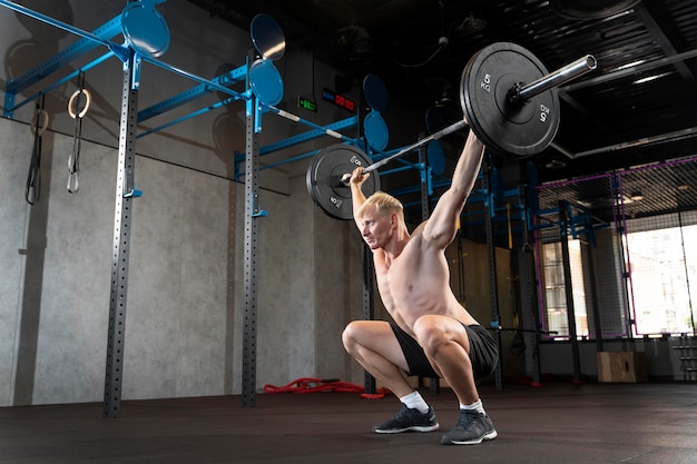 Cerca del hombre haciendo entrenamiento de crossfit