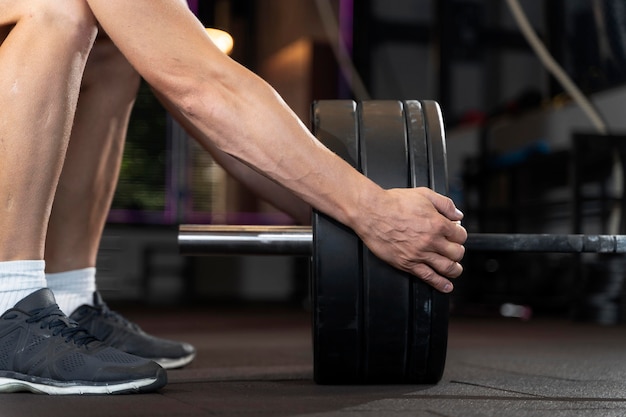 Ajuste el ejercicio de sentadilla de aire de entrenamiento de hombre.  colocar crossfit masculino ejercicio exterior.