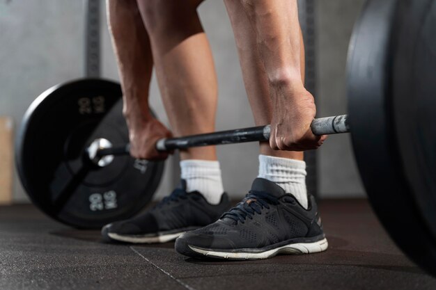 Cerca del hombre haciendo entrenamiento de crossfit