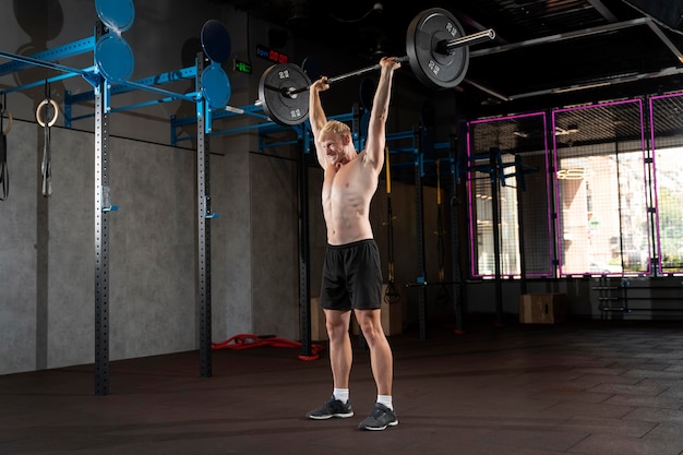 Foto gratuita cerca del hombre haciendo entrenamiento de crossfit