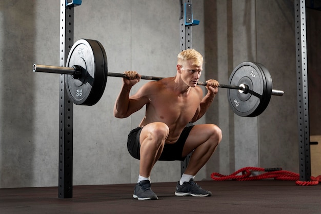 Cerca del hombre haciendo entrenamiento de crossfit