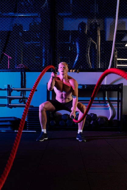 Cerca del hombre haciendo entrenamiento de crossfit