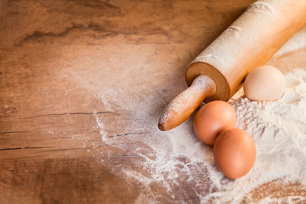 Foto gratuita cerca de ingredientes para hornear con espacio de copia