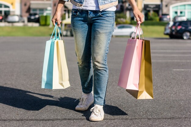 Cerca de una joven asiática de compras en un mercado de pulgas al aire libre con un fondo de pastel buliding