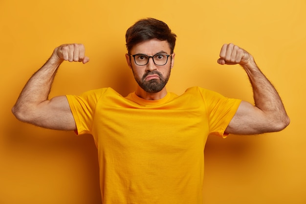 Cerca de joven barbudo con gafas aisladas