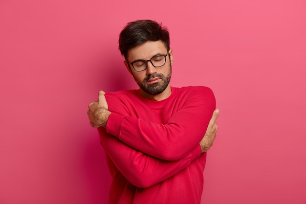 Cerca de joven barbudo con gafas aisladas