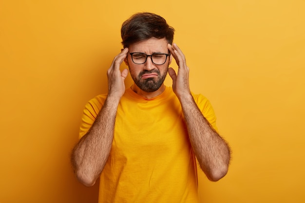 Foto gratuita cerca de joven barbudo con gafas aisladas