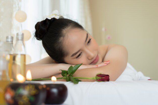 Cerca de la joven y bella mujer de relax durante el tratamiento de spa.