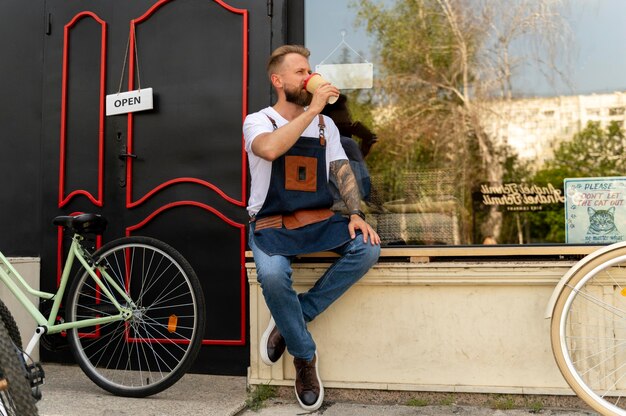 Cerca de joven empresario en tienda de bicicletas