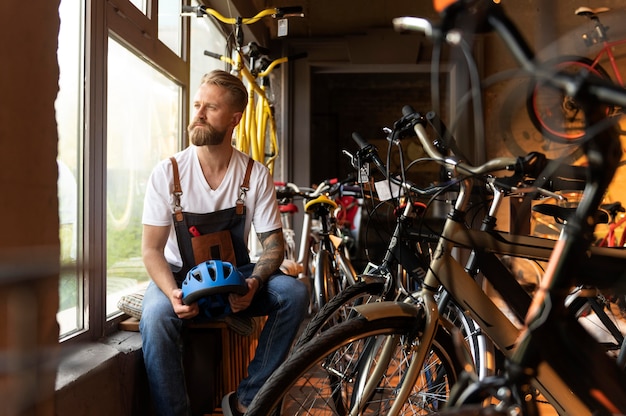 Foto gratuita cerca de joven empresario en tienda de bicicletas