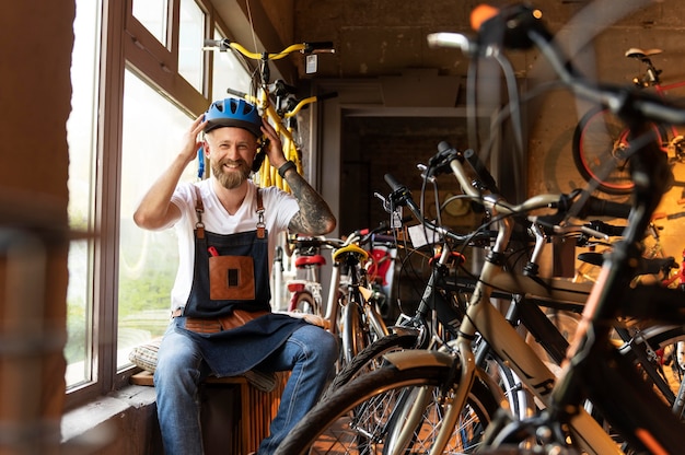 Cerca de joven empresario en tienda de bicicletas