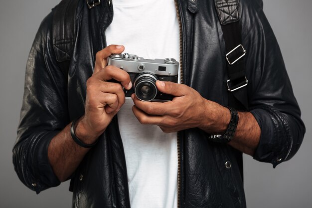 Cerca de un joven fotógrafo masculino africano