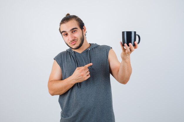 Cerca de joven gesticulando aislado