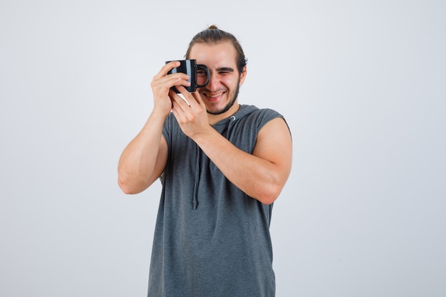 Cerca de joven gesticulando aislado