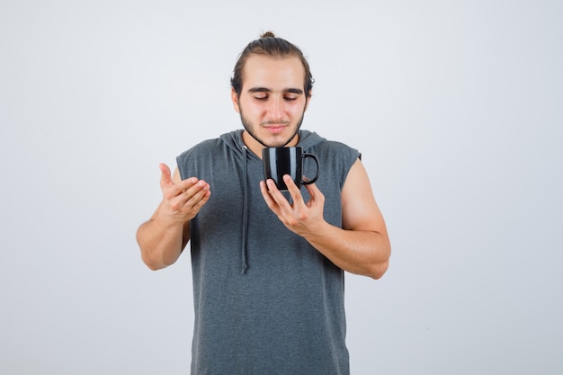 Cerca de joven gesticulando aislado