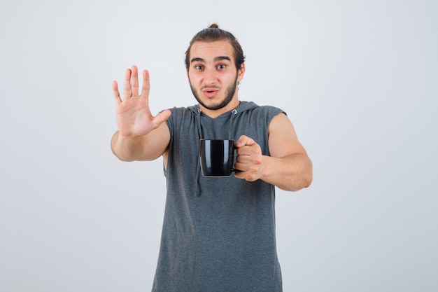 Foto gratuita cerca de joven gesticulando aislado