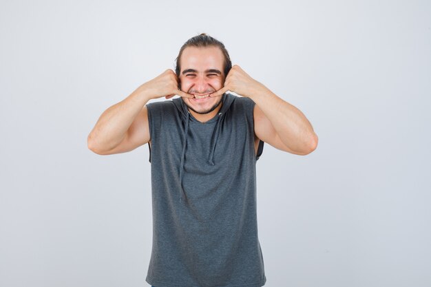 Cerca de joven gesticulando aislado