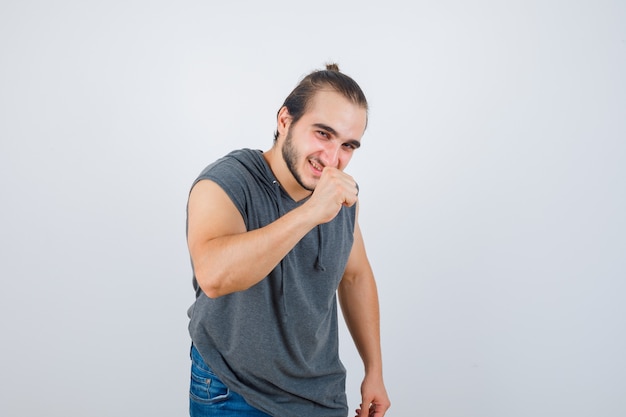 Cerca de joven gesticulando aislado