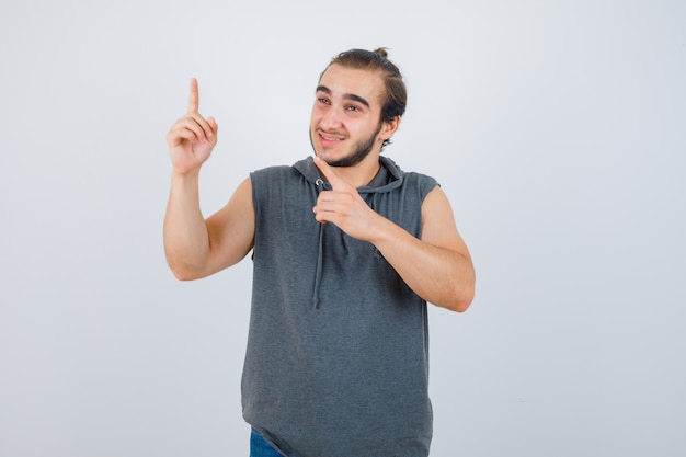 Foto gratuita cerca de joven gesticulando aislado