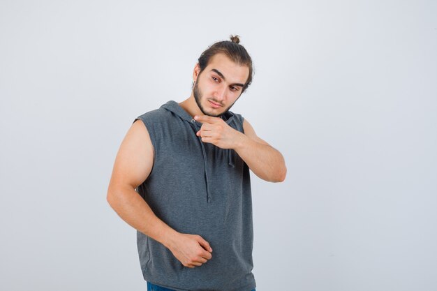 Cerca de joven gesticulando aislado