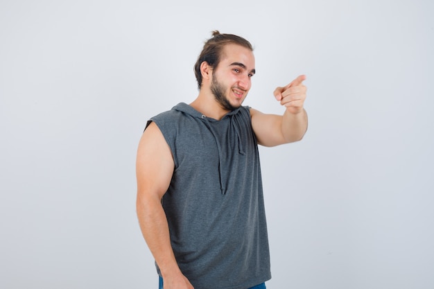 Foto gratuita cerca de joven gesticulando aislado